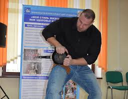 Хозяйство у жениха маленькое, жену не найдет!