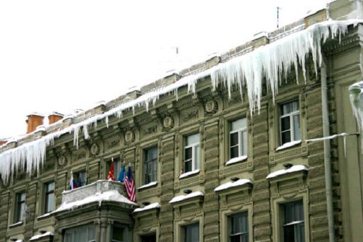 Неубранный снег и сосульки в Питере