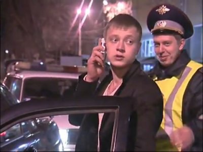 Девушка разговаривает по телефону