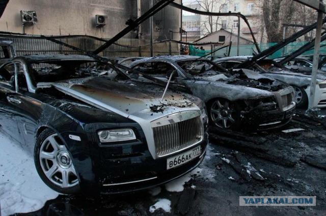 12 элитных иномарок сгорело на парковке в Москве