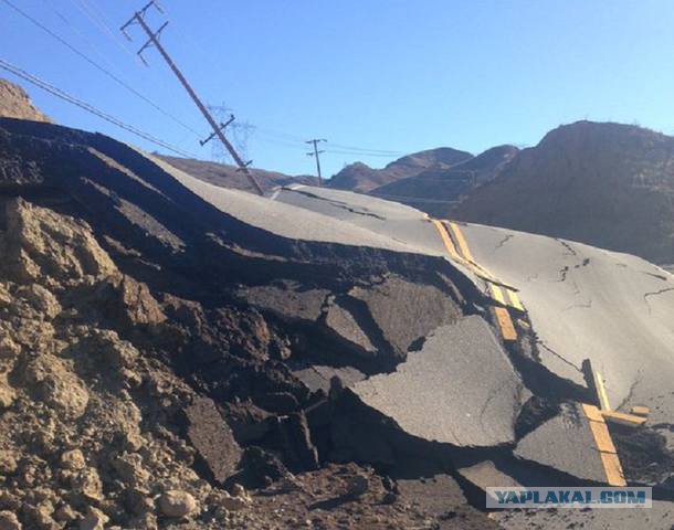 Разрушена автодорога в районе разлома Сан-Андреас