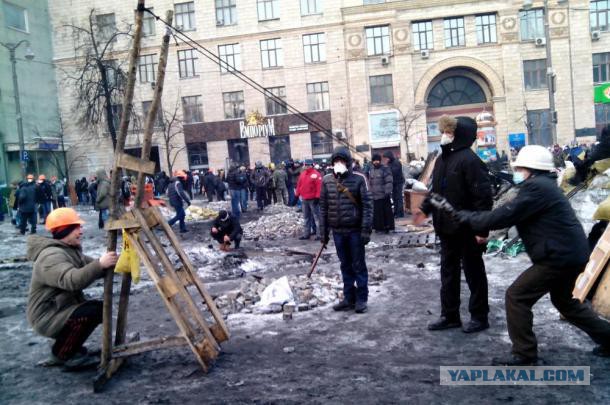 Беспорядки в Вашингтоне: полиция применила газ в столкновениях противников и сторонников Трампа