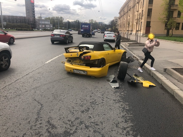 Мальчик обещал покатать девочку на новом спорткаре с острыми ощущениями и сдержал обещание