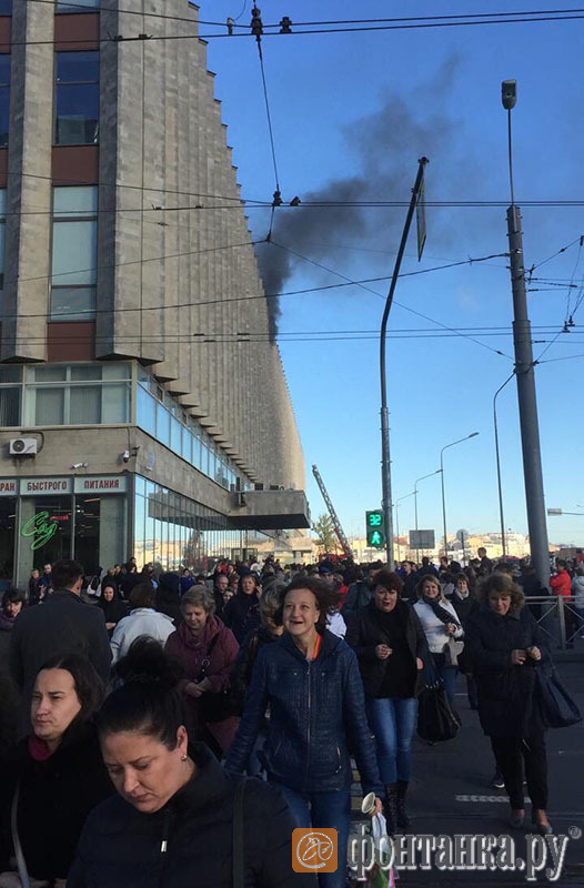 В Петербурге горит здание «Ростелекома» на Синопской набережной. Эвакуировали около тысячи сотрудников