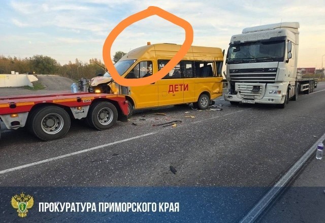 Автобус столкнулся с двумя большегрузами в Приморье. Пострадали шестеро детей.