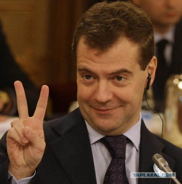Медведев поручил продлить продуктовое эмбарго до конца 2017 года