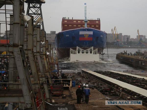 В Петербурге спустили на воду атомный ледокол «Урал». Бутылку о борт разбивала глава ЦБ Набиуллина