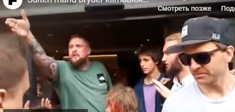Веганы безуспешно пытаются помешать голодному мужчине войти в Макдоналдс