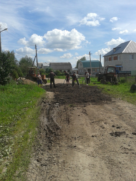 В Свердловской области жители устали ждать власти и сами починили разбитые дороги
