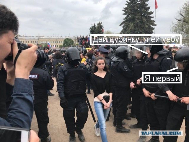 Навального задержали в подъезде его дома в Москве