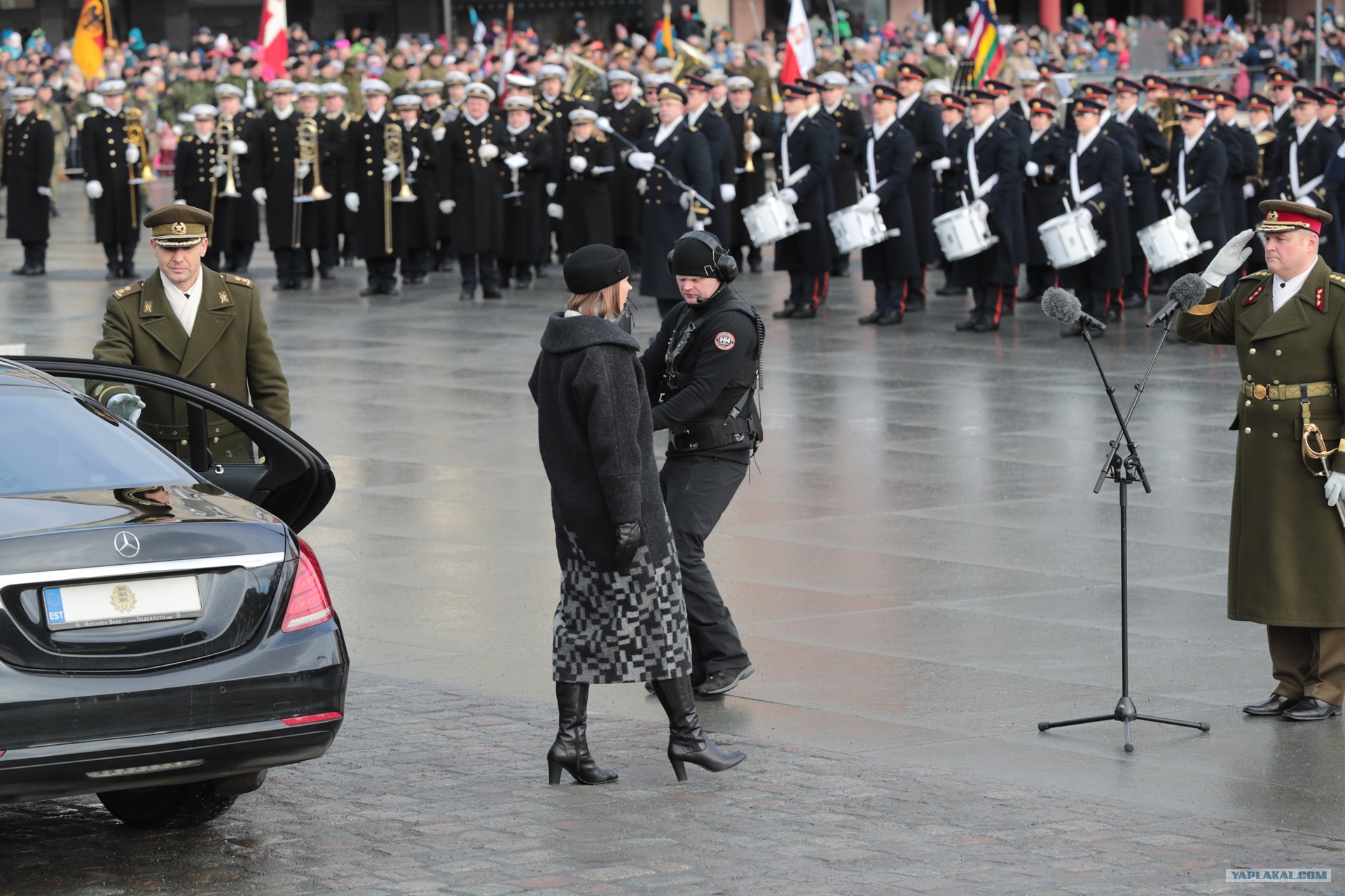 Парад приколов. ВВС Эстонии на параде. Военный парад в Эстонии. Парад эстонской армии. Латвийский военный парад.
