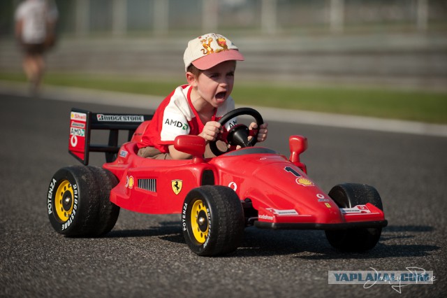 Молодая команда "механиков Ferrari"