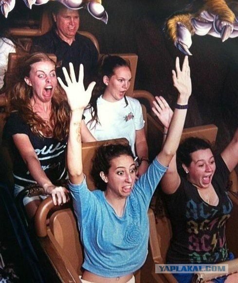 Смешные лица людей на экстремальных аттракционах