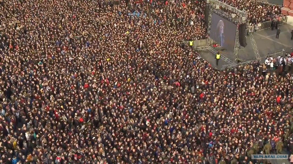 Толпы 5 букв ответ. Гигантская толпа. Огромная толпа людей. Толпа 1000 человек. Огромная толпа на площади.