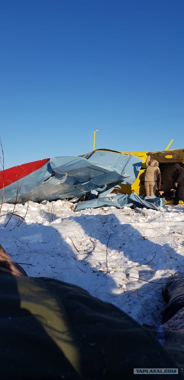 В Магадане самолет Ан-2 сразу после взлета совершил жесткую посадку