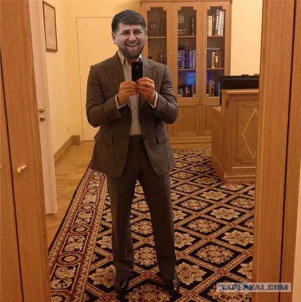 Ковёр, губы, айфон