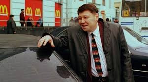 Автомобильные хиты 90-х возвращаются на дороги: россияне скупают 30-летние Mercedes, BMW и Porsche из Европы — за них не надо платить утильбор