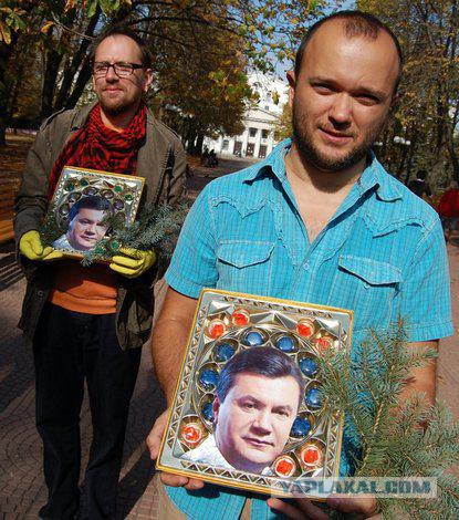 Яценюк подал в отставку.