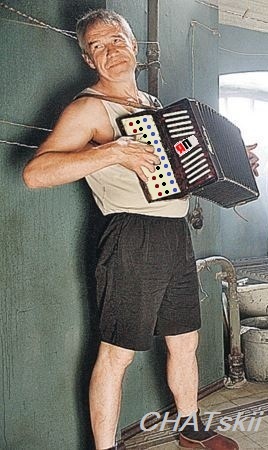 Малыш убирает игрушки