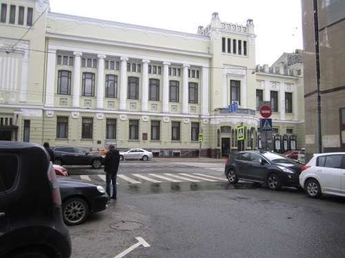 Баре из Ленкома продолжают парковаться на тротуаре