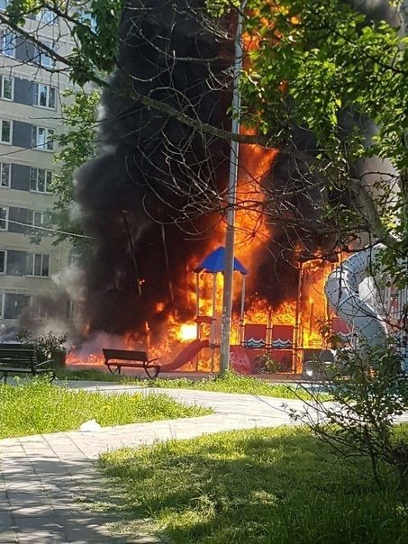 Детская площадка полыхает в Новой Москве в Кокошкино