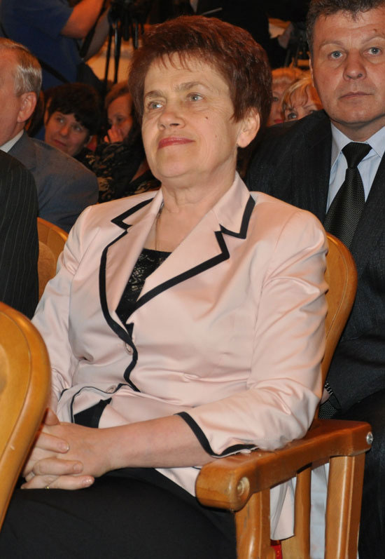 Жена Януковича пришла на собрание учителей в часах