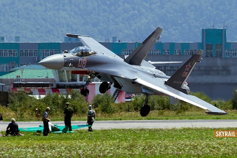 Су-35С зацепился крылом за ВПП во время посадки.
