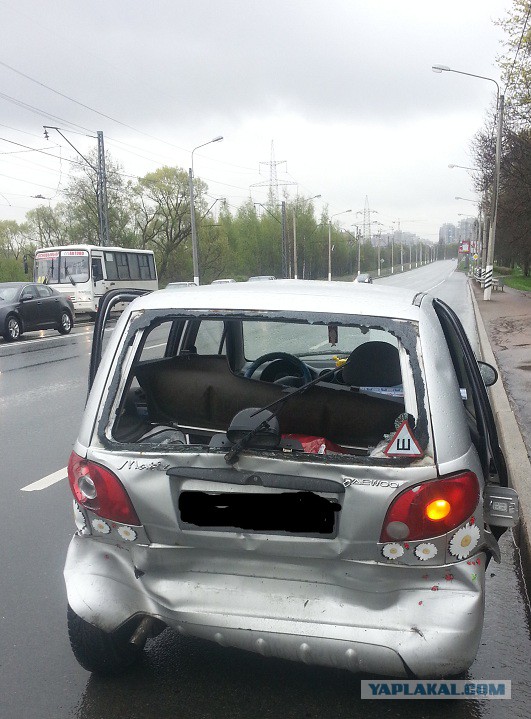 Большой мужчинка на маленькой машинка.