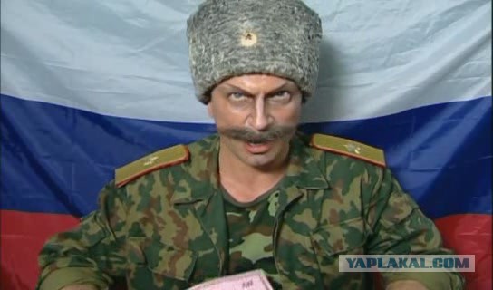 Прапорщик объясняет солдату, как надо делать