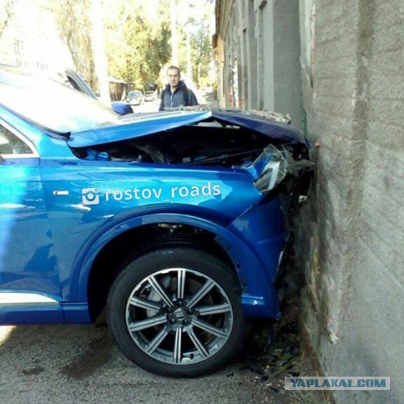 Ростовский дрифт. Мужчина разбил Porsche, взяв покататься в салоне!