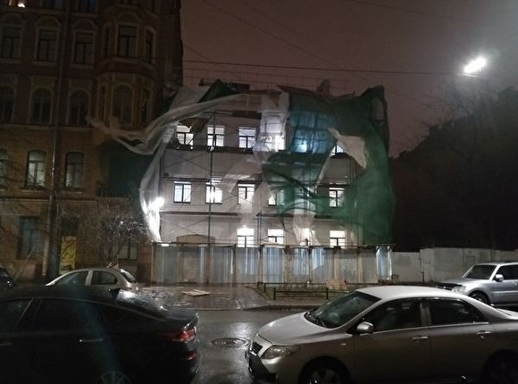 К Петербургу подступает шторм: "Только легкий ветерок твои краны колышет"