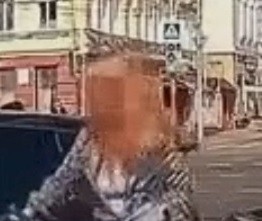 В Рязани девушка едва не угробила байкера и шокировала очевидцев улыбкой после удара