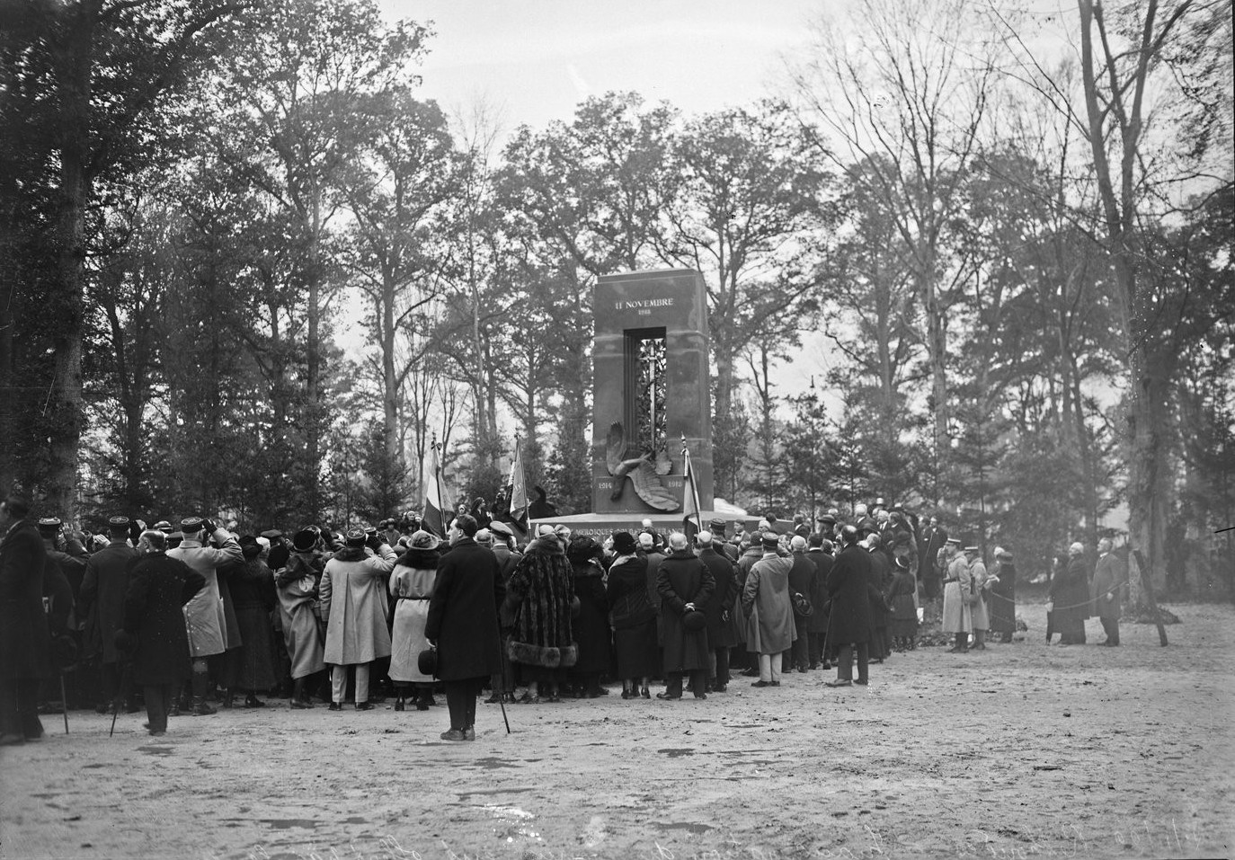 Перемирие в компьенском лесу 1940. Компьенский лес первая. Компьенское перемирие 1940 вагон. Компьенский лес первая мировая. Перемирие в компьенском лесу 1940.