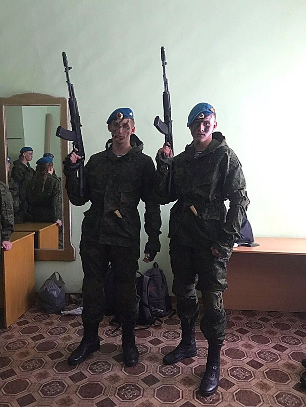 В Новосибирской области подростки зверски избивают сверстников, снимая это на видео.