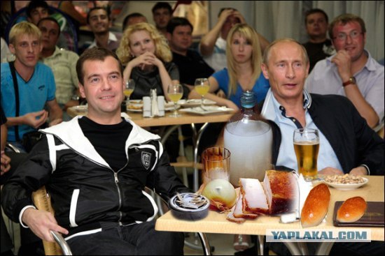 Путин и Медведев смотрят футбол в Сочи