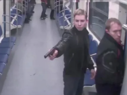 Жестокое избиение в московском метро – трое парней бьют одного и добивают его ногами