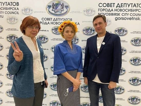 Депутат пришла на заседание с венком на голове