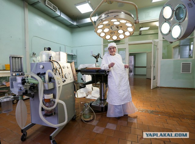 Старейший практикующий хирург России — о боге, Сталине, соевых пирожных и любви к делу