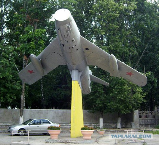 Самолет во дворе