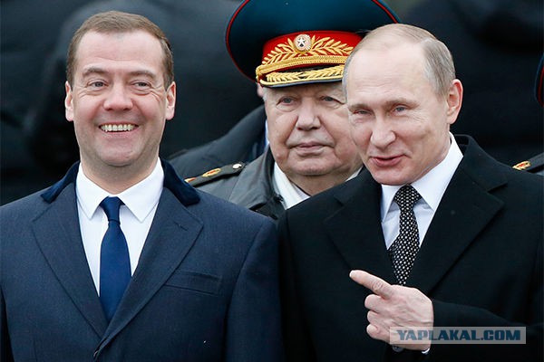 Россией правят одни и те же "кланы" чиновников, курсирующие по ведомствам и осваивающие миллиарды