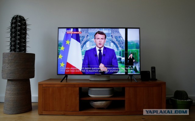 Во Франции запретят непривитым вход в бары, больницы и поезда