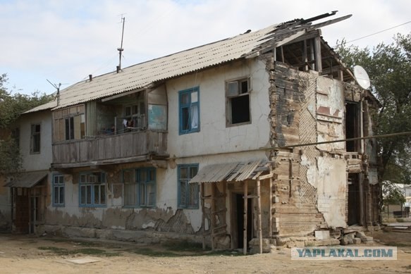 Четкий снос здания посреди жилого района