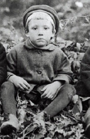 Знаменитости в детстве. Фото из домашних архивов