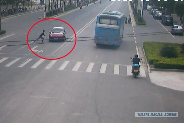 Авто фельдъегерей сбило участника движения "СтопХам" в Москве