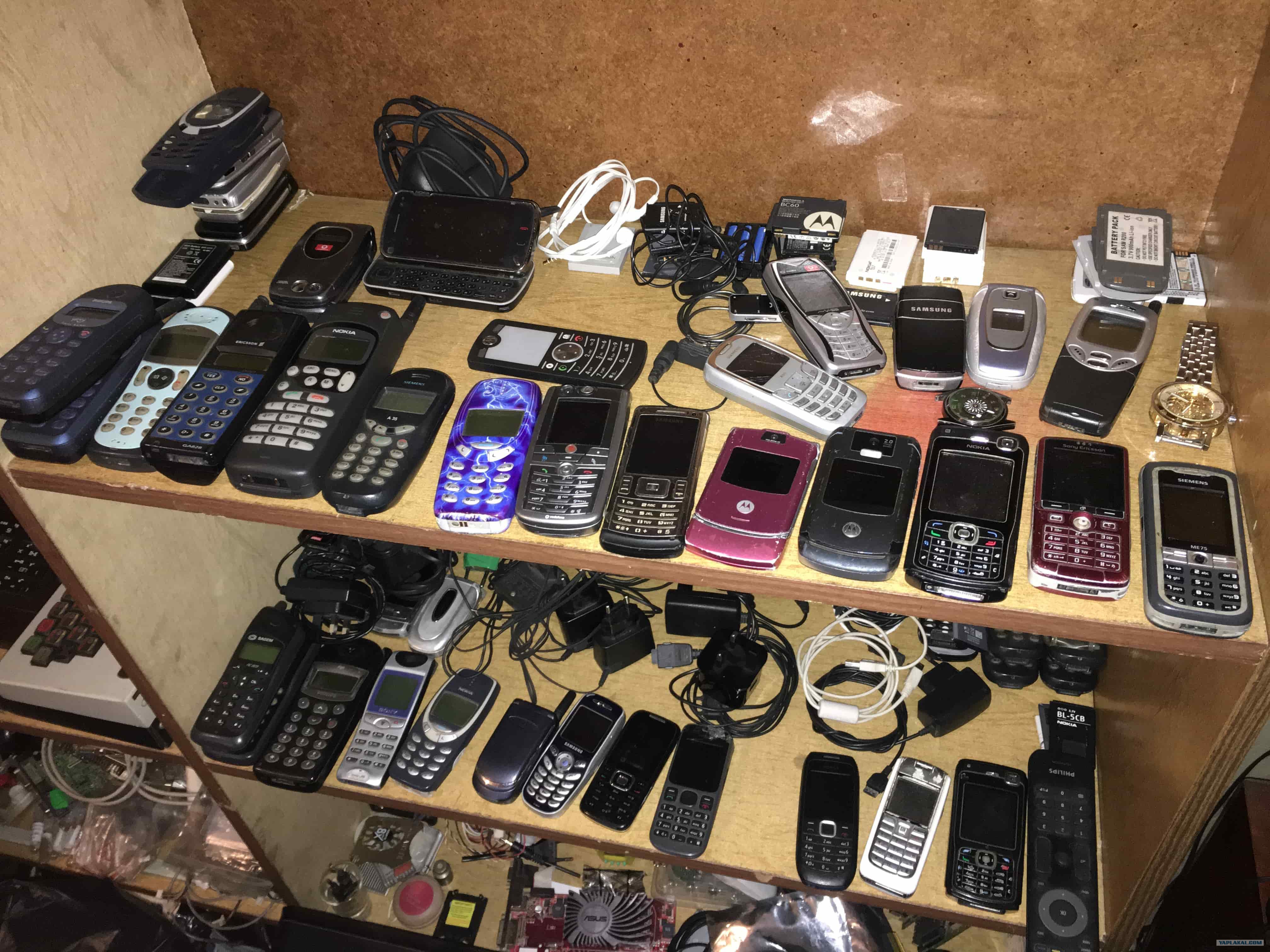 Продать телефон спб. Коллекция телефонов. Коллекция старых телефонов. Б/У телефоны. Старые мобильные телефоны.