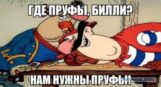 Сотрудники МВД привлекли бригаду монтажников, чтобы разобрать жёлто-синюю крышу дома в Балашихе