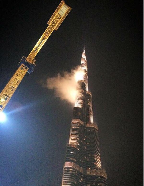 Горит Бурдж Халифа - самое высокое здание Дубая