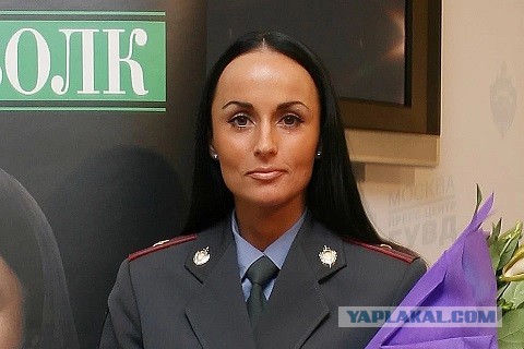 Женщина полицейский из Бразилии,  объясняет мужику который избивает жену, что так делать не нужно