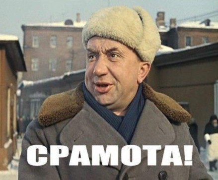 Подруга помогает вытащить заползшего в трусики краба