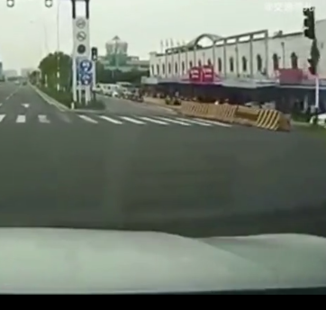 Бабуля дорогу перешла